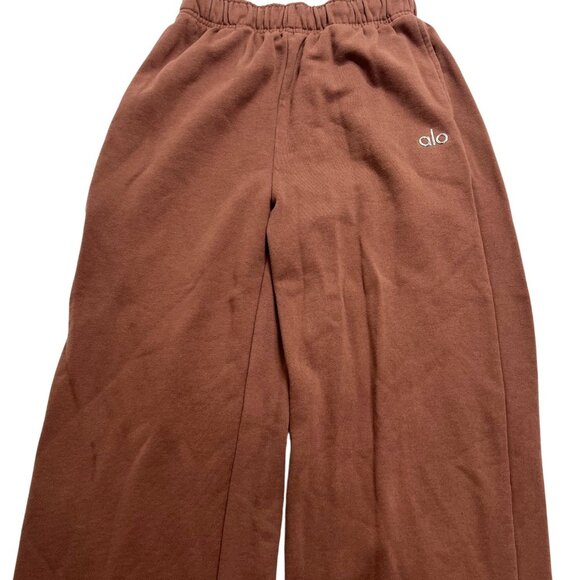 ALO Yoga Accolade Straight Leg Sweatpants in Chestnut - Picture 3 of 5
